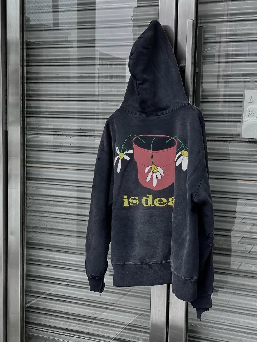 SAINT Mxxxxxx × DE LA SOUL DLS_HOODIE/DE LA SOUL/BLK DE LA SOUL co-branded potted plant destruction hoodie, washed black S-XL, a very important hoodie this season. It embodies the brand philosophy through the humorous potted plant and slogan design. In addition, through a large number of hand-made fraying, cutting and other damage processing, as well as heavy washing and oxidative fading treatment, a perfect Vintage effect is created. Original mold opening Customized co-branded main mark and wash water mark, correct version
